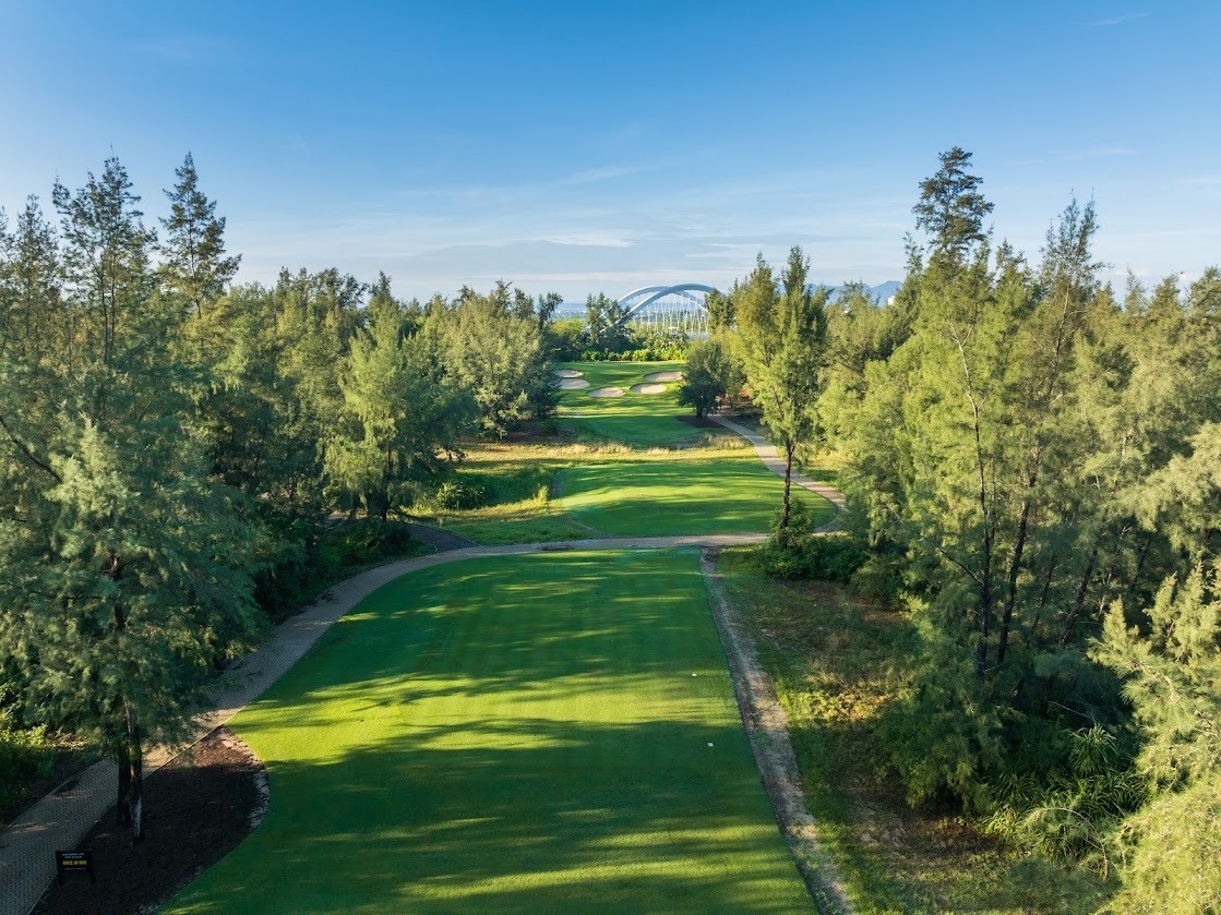 vietnam-golf-coast-vao-mua-du-lich-golf-da-nang-tang-nhiet-travelmagazin-5-1783780720.jpg