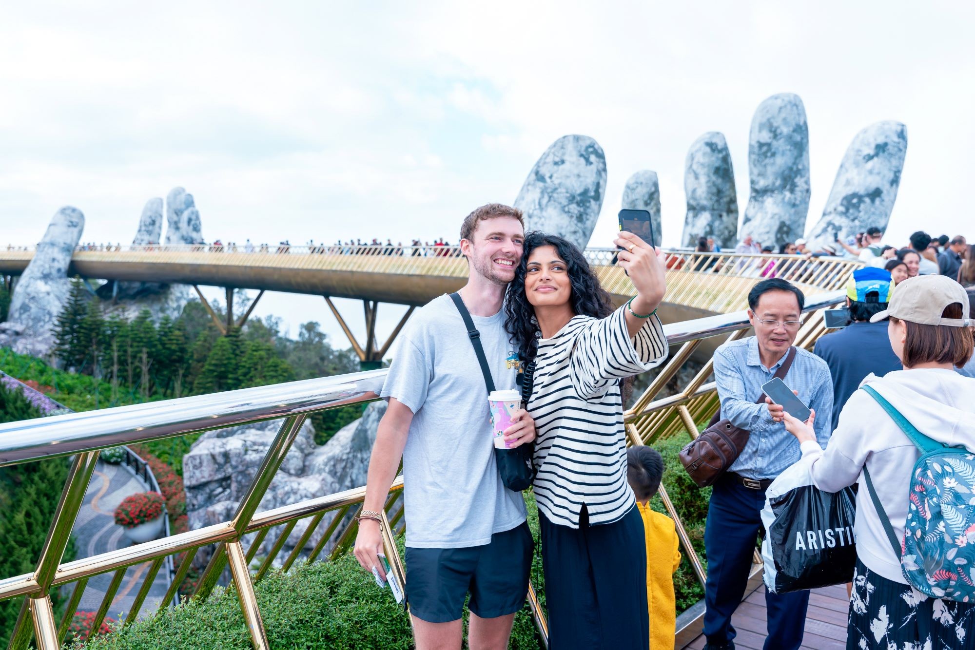 19-nam-ba-na-hills-khi-mot-cau-ca-dao-lui-vao-di-vang-1-travelmagazinvn-1789436942.jpg