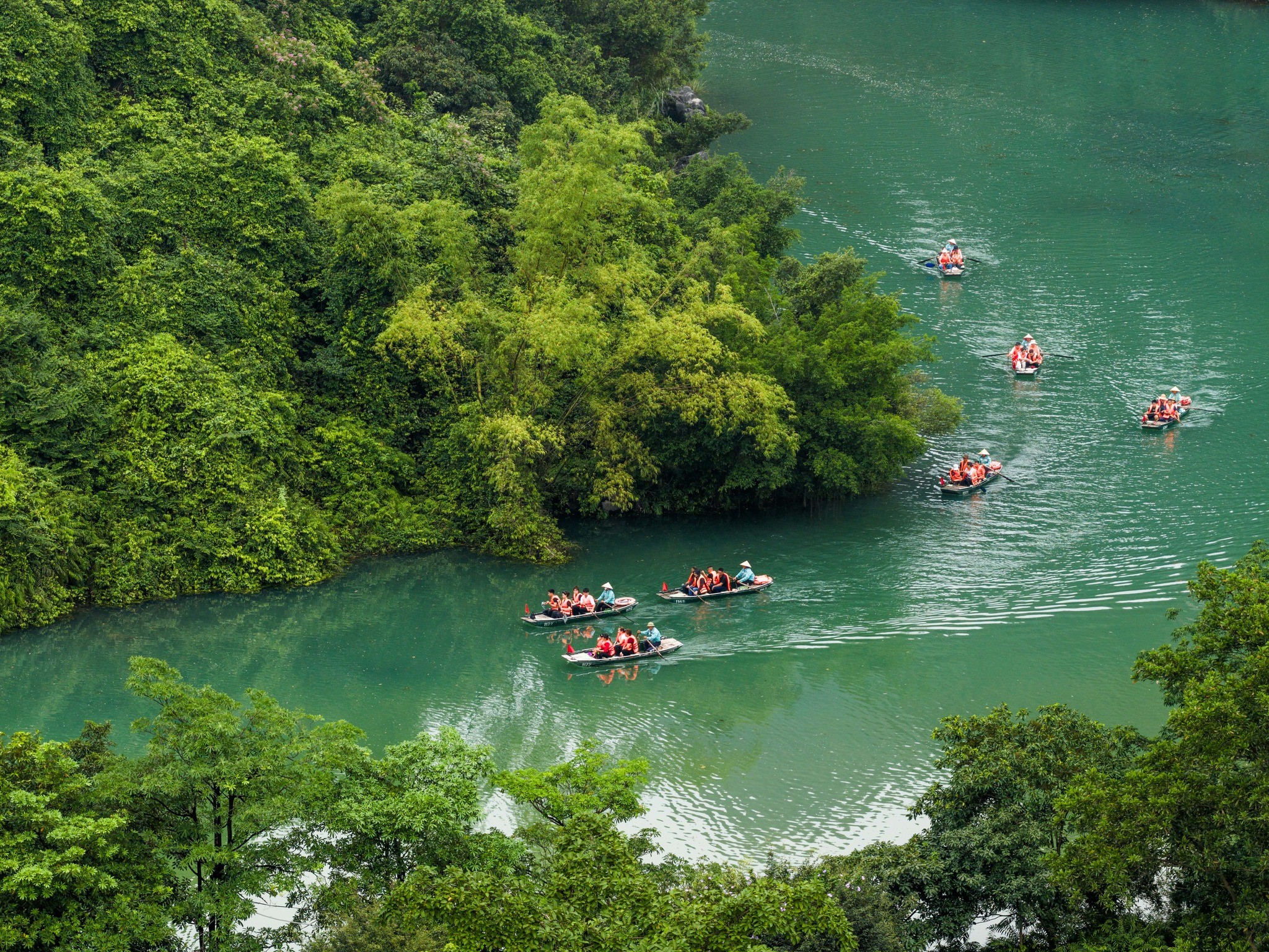 du-lich-ninh-binh-tim-cach-giu-khach-lau-hon-travel-1-1792257917.jpg