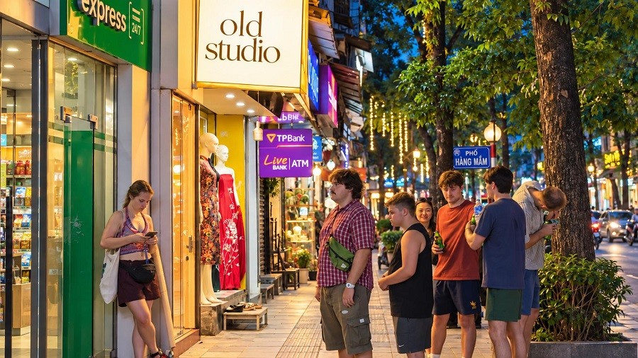co-mot-ha-noi-rat-khac-sau-hoang-hon-travelmagazin-1792350412.jpg