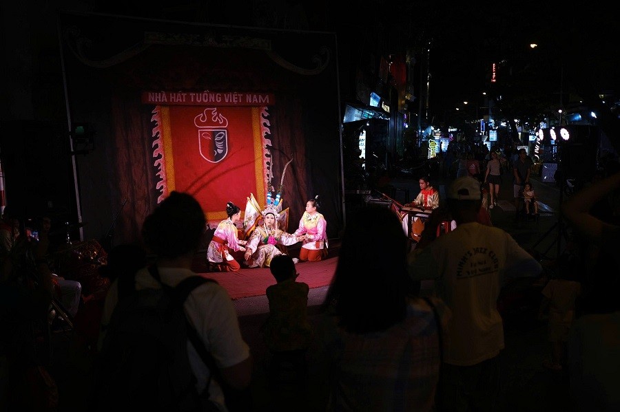 co-mot-ha-noi-rat-khac-sau-hoang-hon-travelmagazin-1792350855.jpg