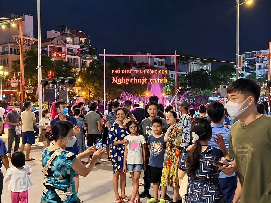 co-mot-ha-noi-rat-khac-sau-hoang-hon-travelmagazine-1792350473.jpg
