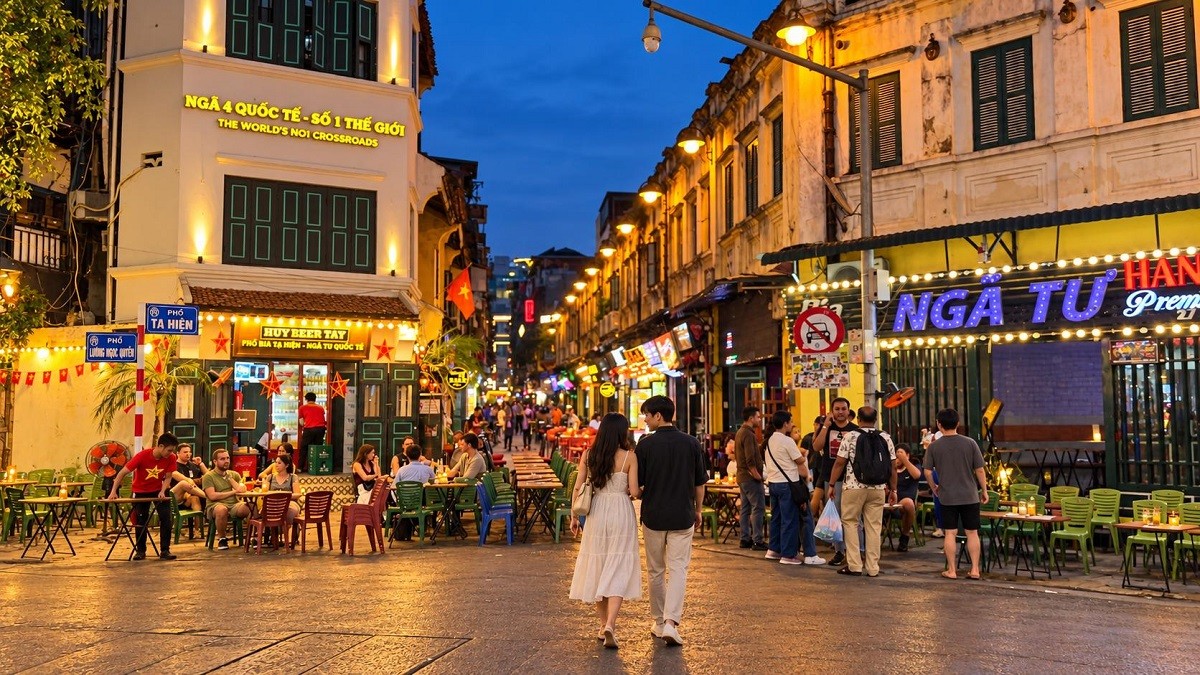 co-mot-ha-noi-rat-khac-sau-hoang-hon-travelmagazinvn-1792349164.jpg