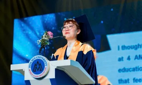 Nữ thủ khoa Trường ĐH Hoa Sen với bài phát biểu khiến nhiều người xúc động